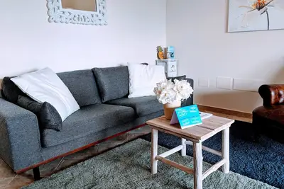 Image de Boutique Seaview Appartement avec grande piscine et jardin privé.