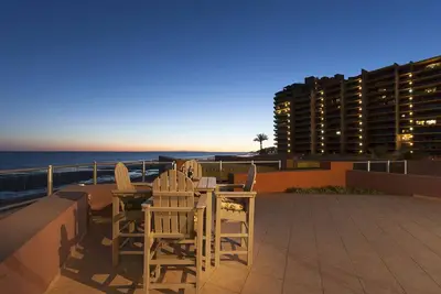 Image de Ground Floor, Beach Front W / 2500 Sq Ft Patio. Étapes de la plage et pas d'ascenseur!