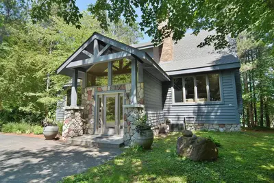 Image de Maison du lac vraiment raffinée avec plus de 4. 200 pieds carrés sur le lac Owen