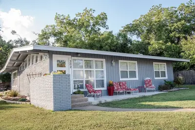 Image de Emplacement, emplacement! ! ! Seulement 2 pâtés de maisons de la rue principale du centre-ville! Nouveau! ! Jacuzzi!