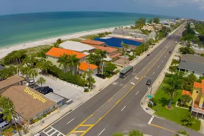 Image de Amazing Beachfront, Sleep. Save $ s. Rez De Chaussee, Wifi, Tv Cable, Ville Juste 2 Blk