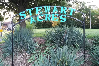 Image de Stewart Acres. . . \"Big City Close, w / Big City Charm \"
