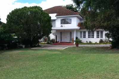 Image de Grand Art-Déco 4bed-4bath Kingston 6, Liguanea / Barbican. Bed & Breakfast avec personnel