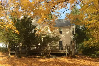 Image de Spacieux victorien sur la rue du village tranquille