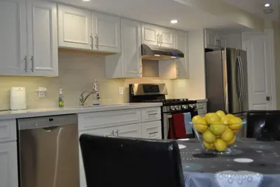 Image de Luxury Downtown Toronto Basement Suite - Heart of Queen West - 20 min à pied du Cn