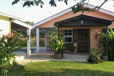 Image de 600 sq ft Casita w / Pool pour un court ou location Ă long terme