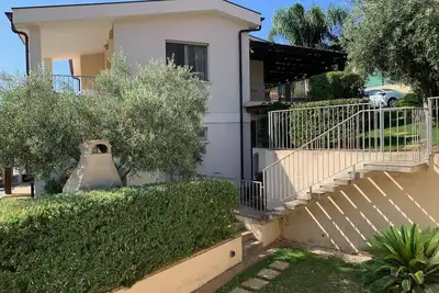 Maison avec jardin à 100 mètres de la mer et wi-fi gratuit - Camilla House