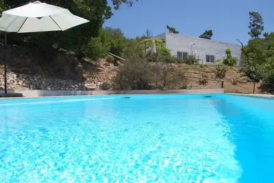 Image de villa parfaite avec piscine, terrasse et jardin.