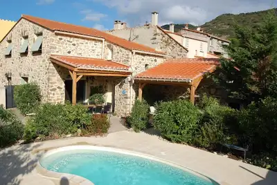 Image de Agréable maison en pierre avec piscine privé et confort moderne.