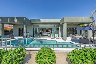 Image de Nouvellement rénové 4 400 pieds carrés Design moderne avec piscine et spa.
