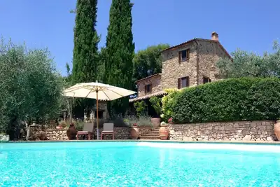 Image de Belle 18ème siècle en pierre Villa, piscine à débordement, vue imprenable, Wifi