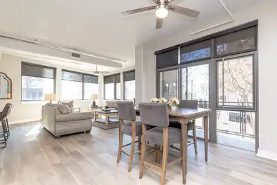 Image de Luxueux Grand 2 chambres 2 salles de bain Downtown Condo-Corner Unit # 221