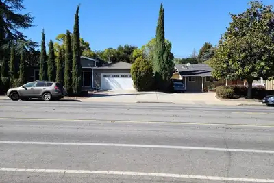 Image de Maison de bain récemment meublée de 3 lits et 2 salles de bain