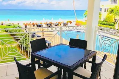 Image de Belles vues sur l'océan! À quelques pas de l'océan! au centre de 7 Mile Beach!