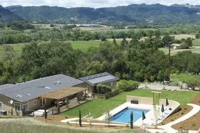 Image de 4Br / 3Ba Hillside Alexander Valley Accueil avec piscine creusée