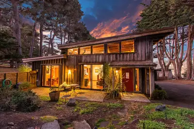 Image de Chapman point Cottage- simplicité somptueux à travers la baie de Mendocino
