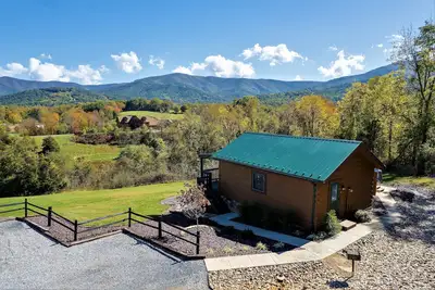 Image de Hawksbill Retreat Cabin 10 Hot Tub Mountain View Belle 45 acres près de Luray Va