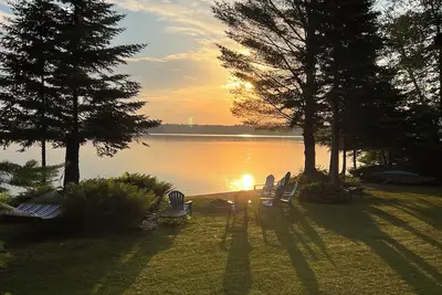 Image de Lake Front House ~ Fire pit ~ Canoes / Kayaks ~ Large Deck ~ Beach isolée