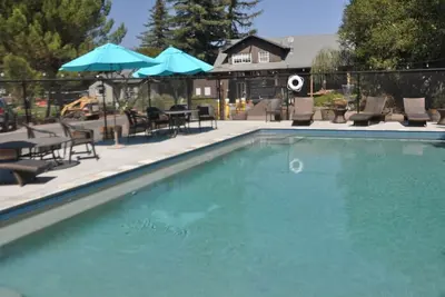 Image de Propriété familiale Healdsburg, piscine 5br / 6ba, bain à remous, ensemble contre Russian River