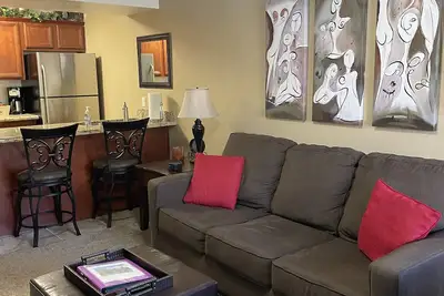 Image de Stairway To Heaven ~ Close, Comfy & Convenient ~ Profitez d'une bouteille de Bubbly sur nous!