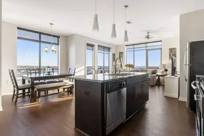 Image de Luxueux Downtown Top FloorCorner unité 2 lit 2bath-Ville et vue sur la rivière- # 611