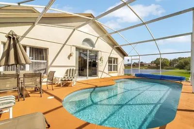Image de Villa 4br spacieuse avec vue sur le lac et piscine chauffée