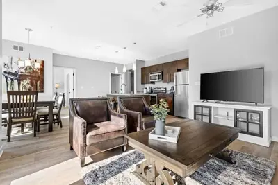 Image de Luxueux Grand 2 chambres 2 salles de bain Downtown Condo-Corner Unit # 504