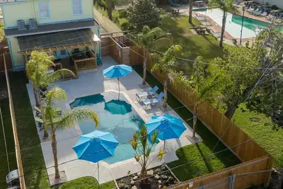 Image de Piscine, Gril À Gaz, Grand Pont, Parking Et Ping Pong!