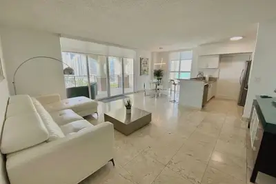 Image de L'Irina à la plage de Sunny Isles