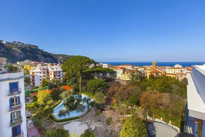 Image de 5 chambres, 5 salles de bain attenantes près de la plage