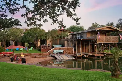 Image de Nouvelle Piscine Avec Pont De Tannage Et Hot Tub, Sandy Beach Prive 30 Personnes