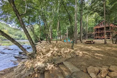 Image de Feuilles tombées sur la rivière, Riverfront Cabin-Incredible Views