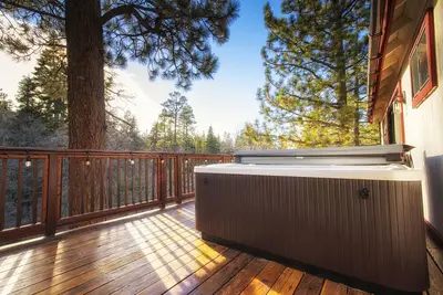 Image de ** Vues incroyables! ! ** Spa, salle de jeux, randonnée pédestre, terrasse, familial, barbecue, Netflix