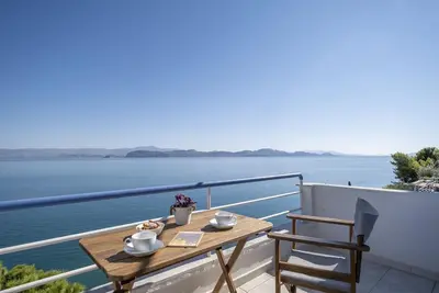 Image de Studio en front de mer | Superbe balcon avec vue sur la mer | près de Nafplio, Epidaure, Mycènes