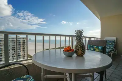 Image de Sea Mar Condo: vue sur le penthouse au 19e étage de Crescent Beach-Wifi gratuit