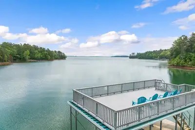 Image de C'est une vue magnifique du barrage! Lakefront Pour toute la famille 4br / 3b Cottage au lac Hartwell