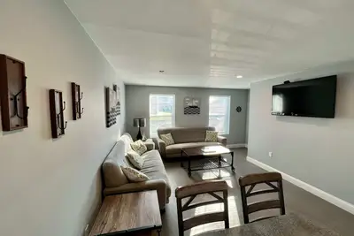 Image de 4 chambres, 2. 5 salles de bains, à seulement 2 pâtés de maisons du lac Seneca