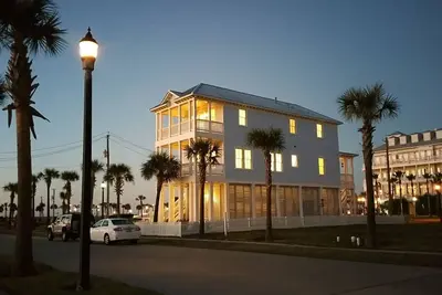 Image de Étourdissant! Custom Beach House, à quelques pas de la plage, à 4, 8 km du centre-ville, Strand