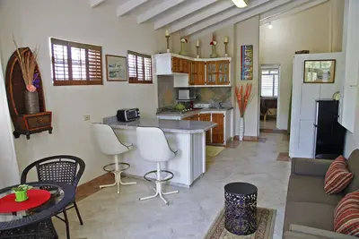 Image de Robin's Nest - Bonne valeur! St. James Apt. sur la côte ouest