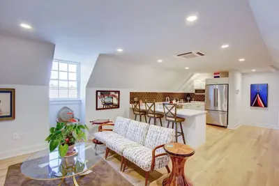 Image de 3bed / 2Bath Oasis moderne au coeur de l'histoire