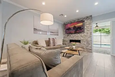 Image de Nouvelle maison Ă La avec tous les nouveaux meubles, la piscine et les lits King! ! Par Universal Studios