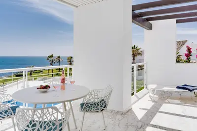 Image de Appartement unique en bord de mer - Vues modernes et fantastiques sur la mer et accès direct à la plage