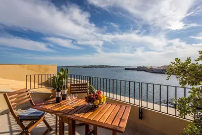 Image de Bel appartement récemment restauré avec terrasse et magnifique vue sur la mer + wi-fi