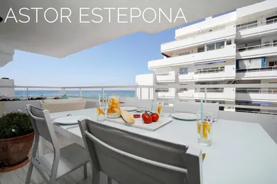 Image de Astor Estepona: Lux 2bd Frontline Marina, Piscine, WiFi, vue sur la mer, parking privé