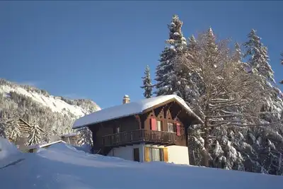 Image de Chalet de charme paradisiaque dans les Alpes suisses