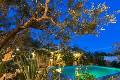 Image de Villa lumineuse avec piscine entourée de verdure près de la mer