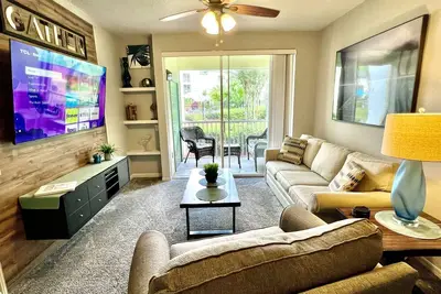 Image de 1-104 Legacy Dunes, décor moderne, rez-de-chaussée avec vue sur la piscine, complexe fermé