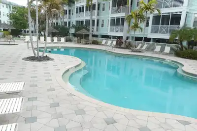 Image de Condo spacieux, piscine chauffée, bain à remous, salle de musculation, WiFi gratuit et ascenseur