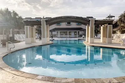 Image de Retraite sur la plage! 2 Bdr / 2Bath, balcon privé au-dessus de la piscine, 1 pâté de maisons de la plage