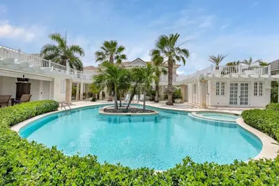 Image de Villa Blanca: Villa de luxe près de la plage avec chef gastronomique, majordome, femme de chambre et piscine.